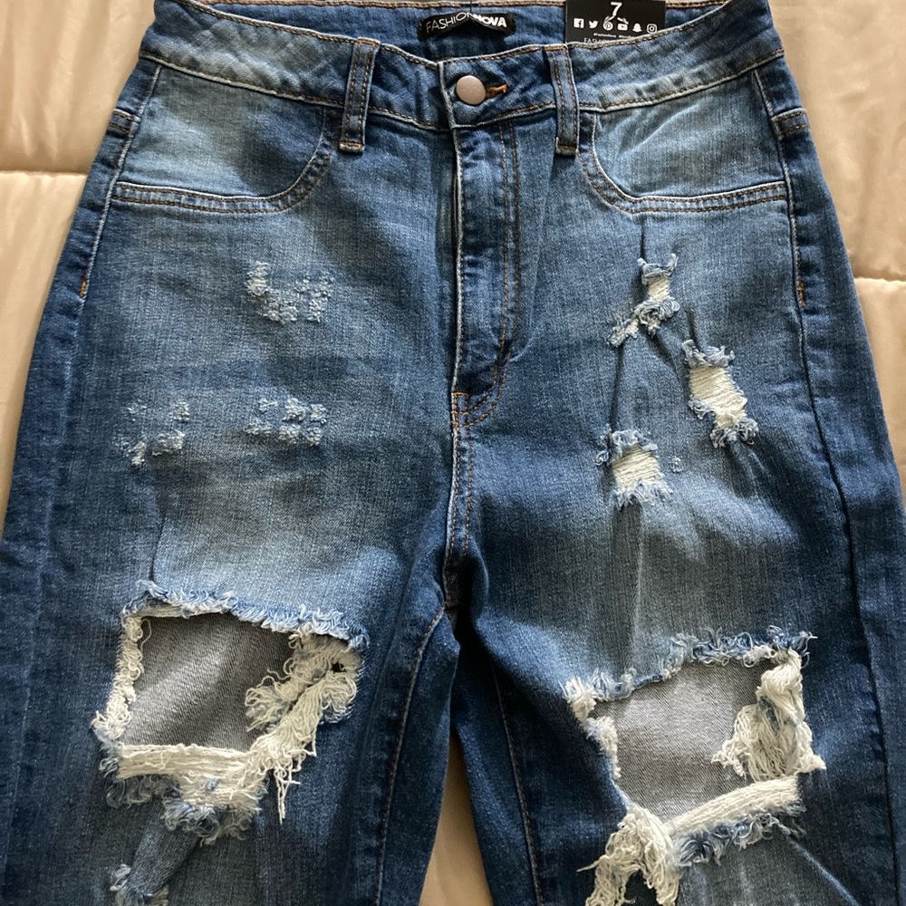 New !!Ripped Stretchy Jeans By Fashion Nova Size 7